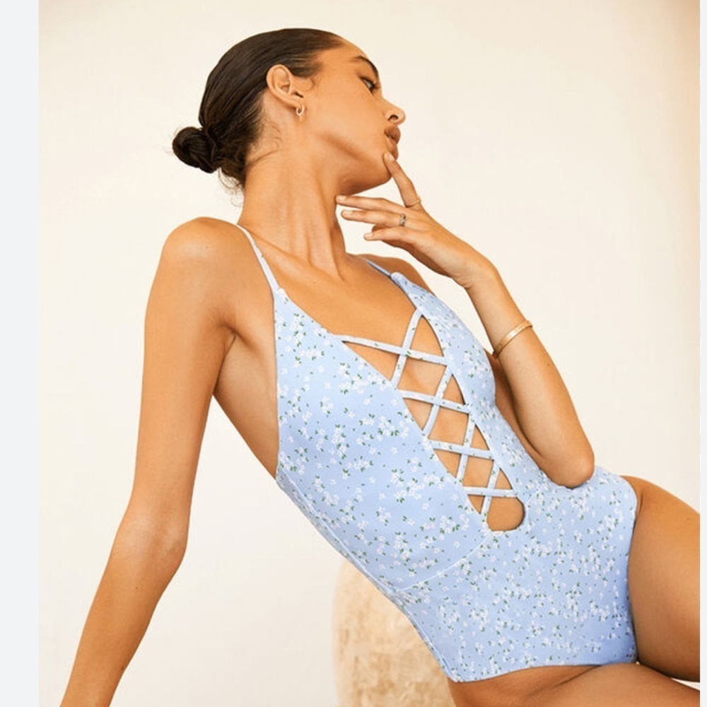 Dippin Daisy’s Bliss one-piece swim suit blue daisies large NWT